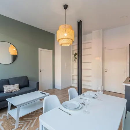 1 Bedroom In Center With Parking *